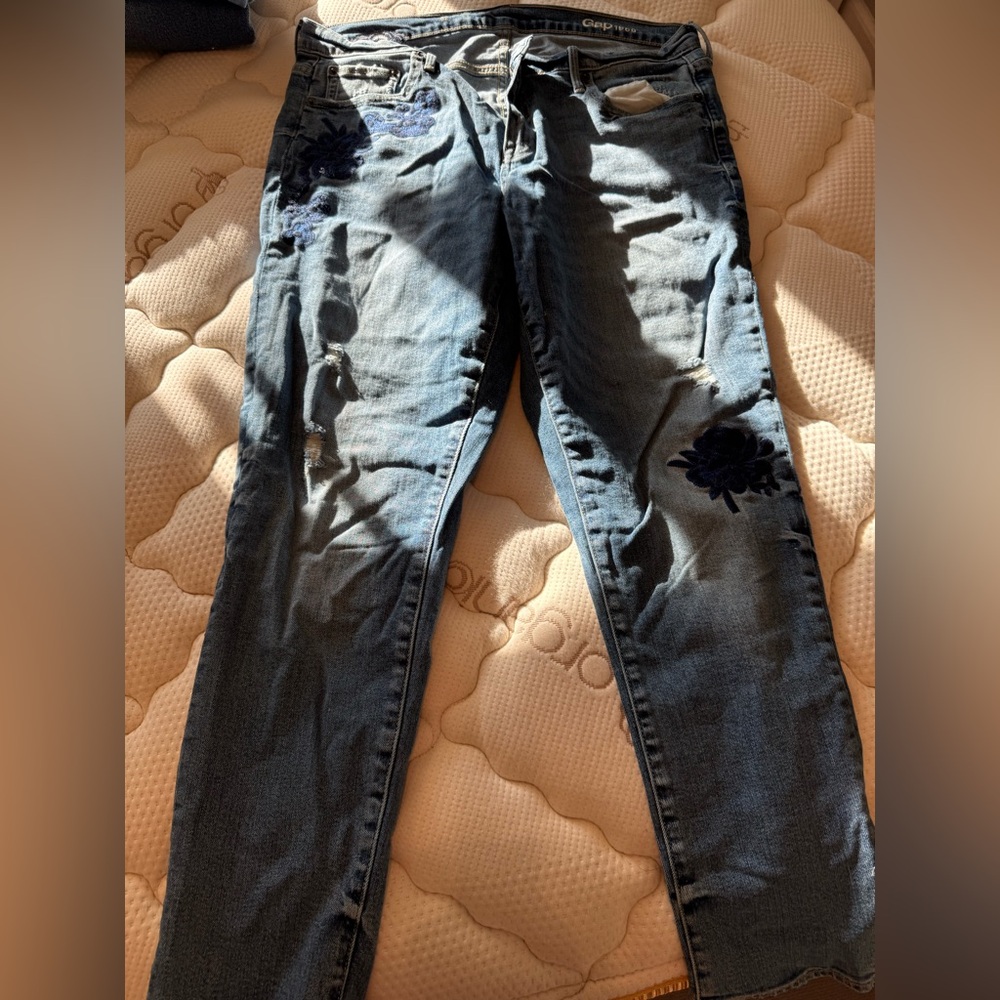 Gap Floral Embroidered Jeans size 32